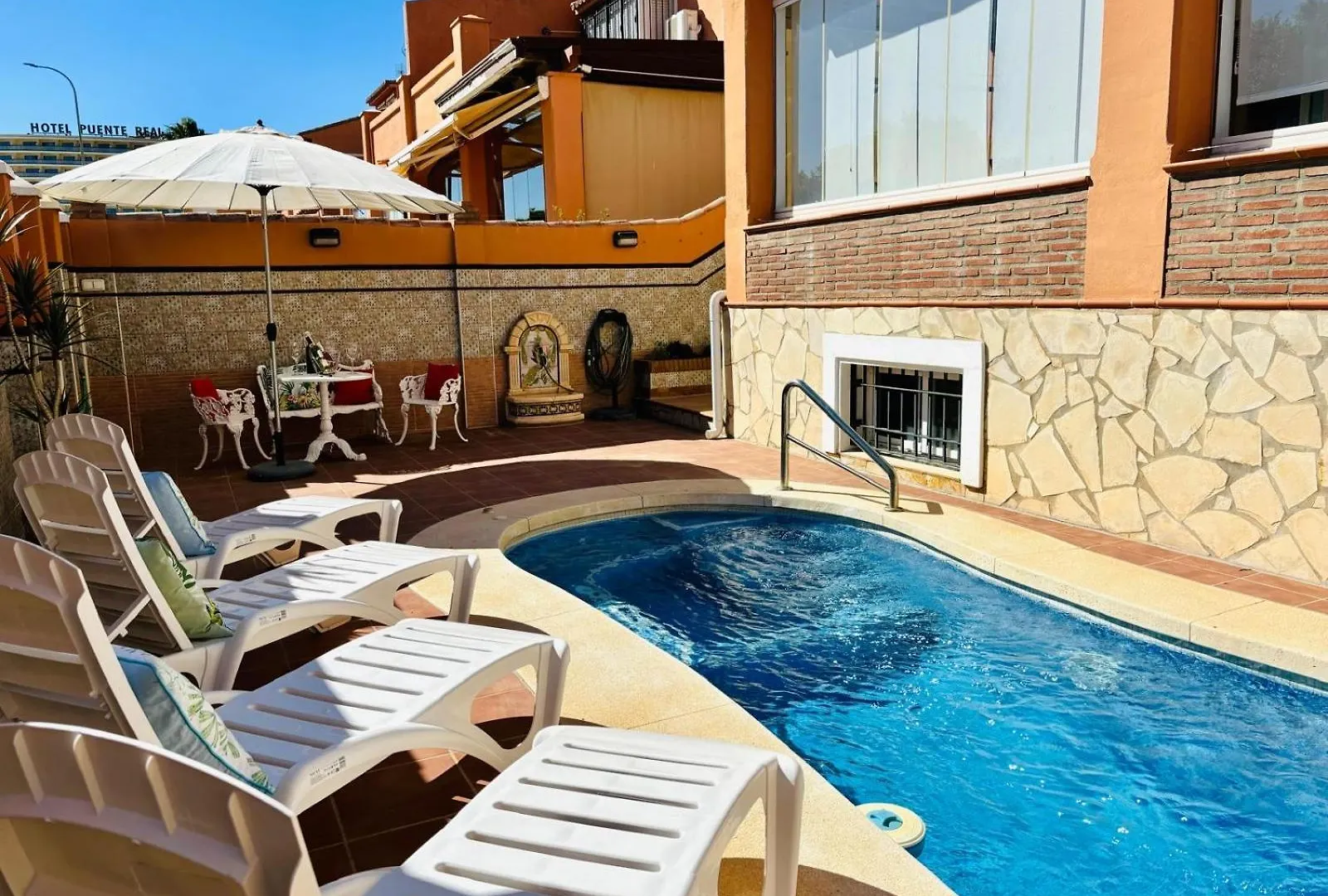 Villa Chalet Con Piscina Privada En Primera Linea De Playa Torremolinos