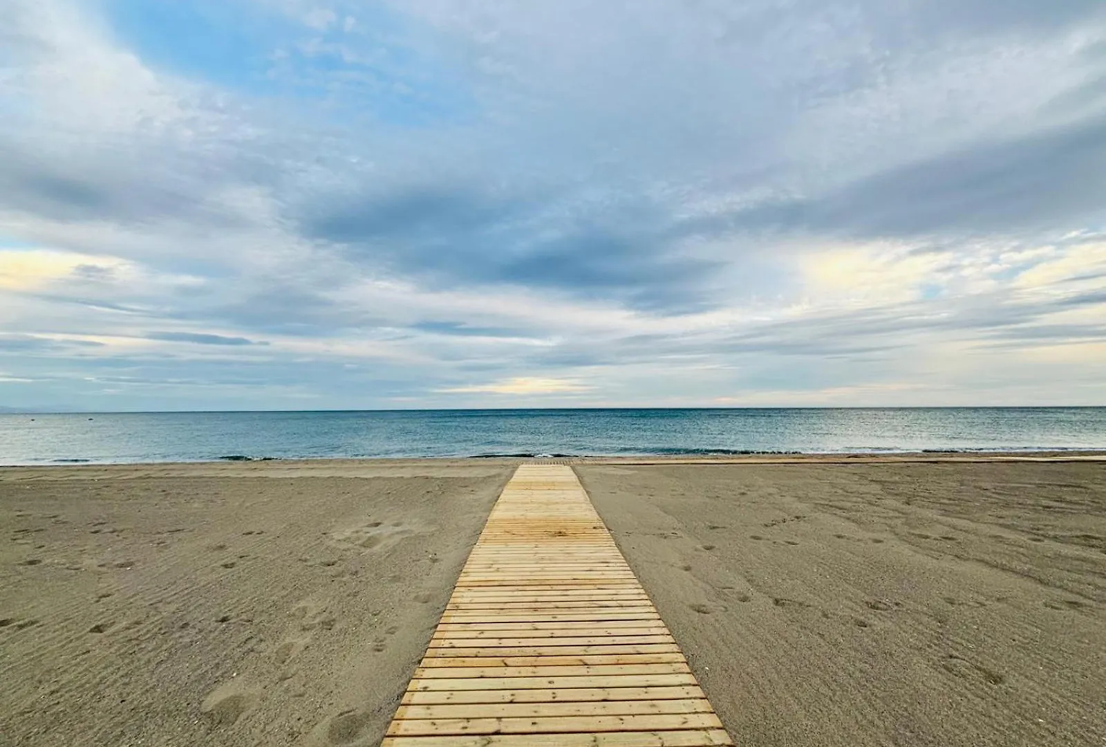 Chalet Con Piscina Privada En Primera Linea De Playa Torremolinos