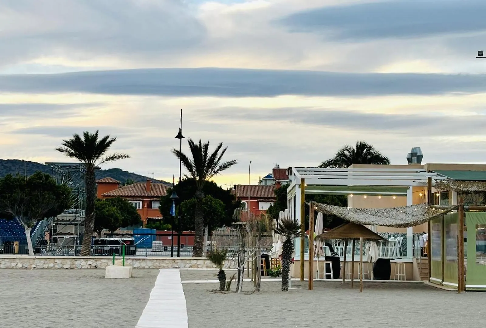 Villa Chalet Con Piscina Privada En Primera Linea De Playa Torremolinos