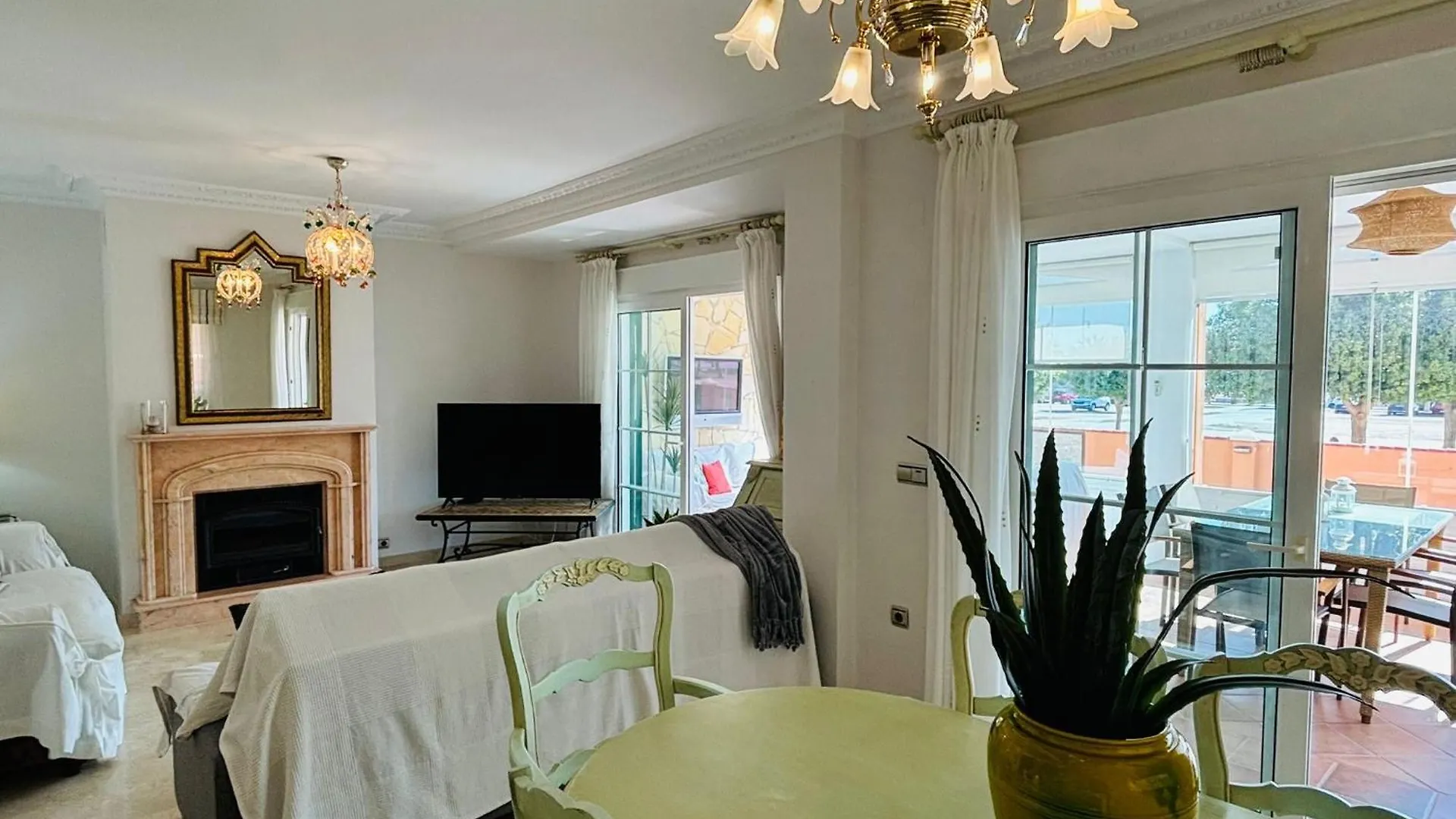 Villa Chalet Con Piscina Privada En Primera Linea De Playa Torremolinos