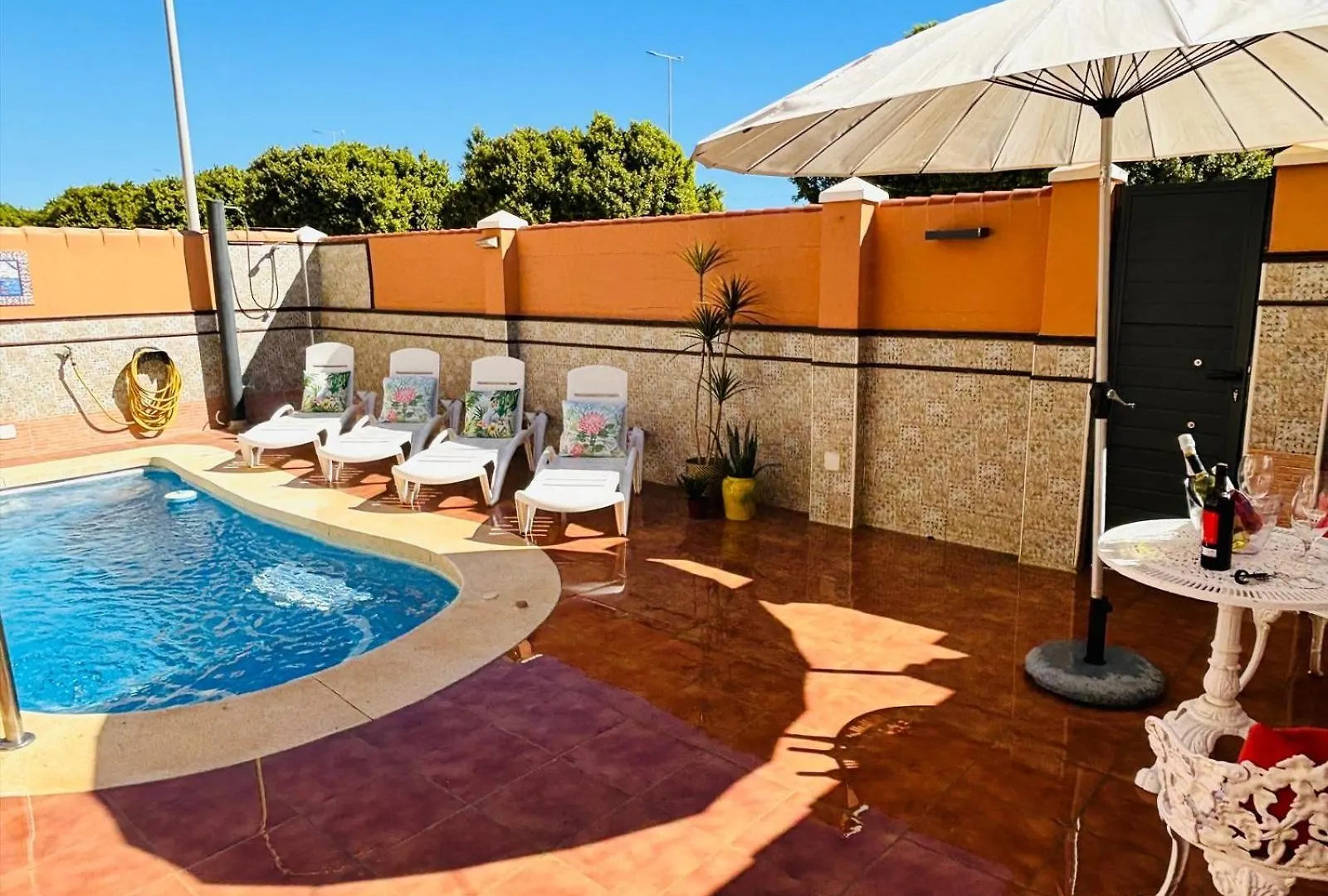 Chalet Con Piscina Privada En Primera Linea De Playa Torremolinos