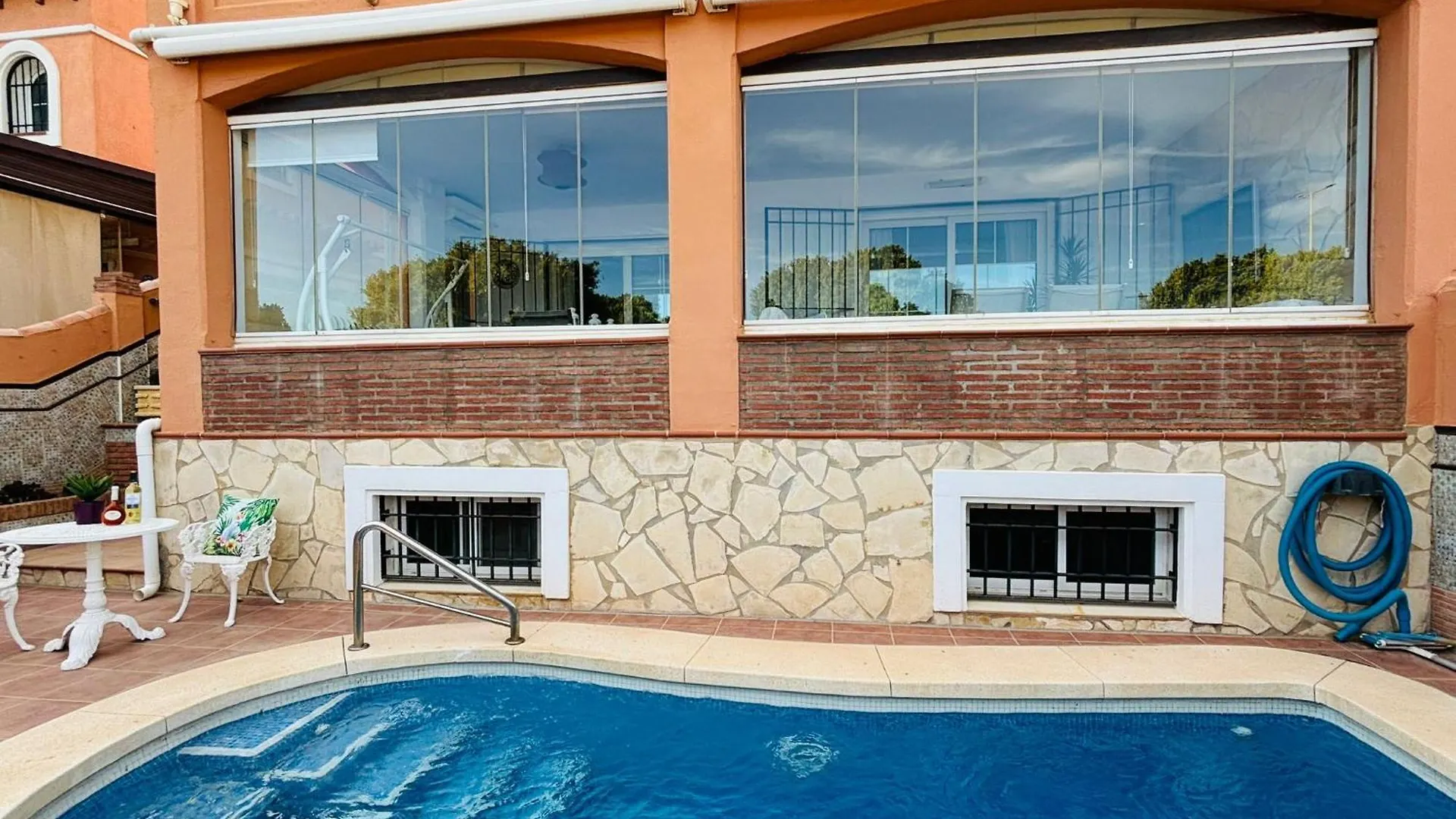 Chalet Con Piscina Privada En Primera Linea De Playa Torremolinos Villa
